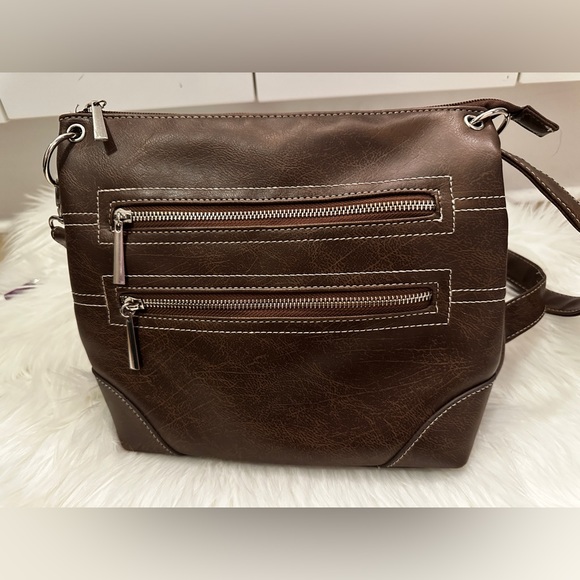 No big name but super cute crossbody - Picture 2 of 7